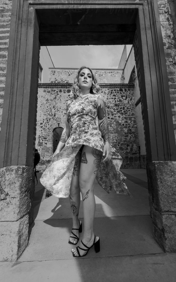 Stylish black and white portrait of a tattooed woman in Ciudad de México.